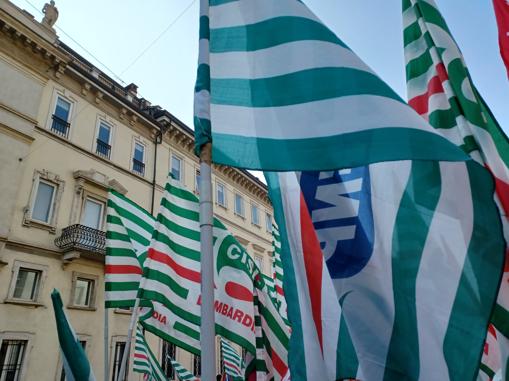 Tante le bandiere della Fnp